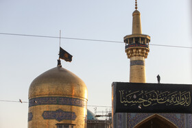 تعویض پرچم گنبد حرم رضوی در آغاز ماه محرم