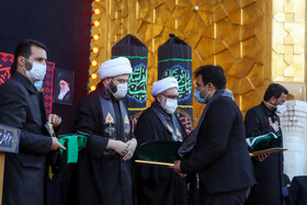 تعویض پرچم گنبد حرم رضوی در آغاز ماه محرم