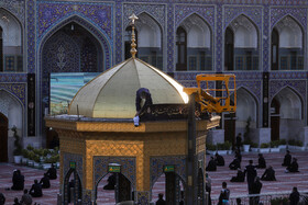 تعویض پرچم گنبد حرم رضوی در آغاز ماه محرم