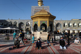 تعویض پرچم گنبد حرم رضوی در آغاز ماه محرم