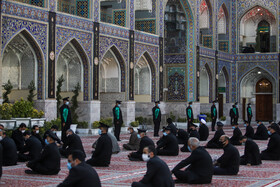 تعویض پرچم گنبد حرم رضوی در آغاز ماه محرم