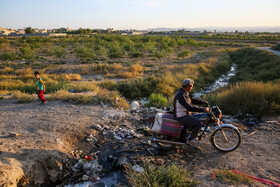 بخشی فاضلاب روستای همت آباد وارد رودخانه کشف رود می‌شود.