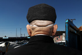 خیابان خیام- 24 شهریور ماه، ساعت 13 - او میگوید بعد از مدت زیادی از قرنطینگی برای خرید با خانواده به بازار آمده است.