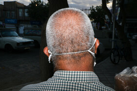 محله گلشهر-  9 شهریورماه، ساعت 17 – اغلب افراد مسن با زدن ماسک در حاشیه خیابان به گفت گو و می‌پردازند.