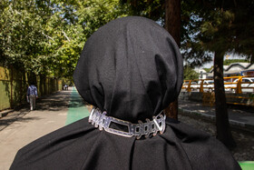 پیاده‌رو دانشگاه فردوسی - 24شهریور ماه ساعت 10- استفاده مداوم از ماسک شاید برای بانوان سخت‌تر از دیگران باشد.