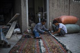 در جای جای این بازار فعالیت مهاجران افغانستانی و ایرانی درکنار یکدیگر به چشم میخورد