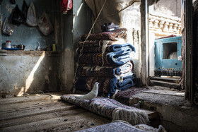 این بازار در گذشته بیش از ده سرا و راسته بازارهای بزرگ، تنوع شغلی فراوانی همچون بزازی و پارچه فروشی، قهوه‌خانه و رستوران، لباس‌فروشی، شیرینی‌فروشی، طلا و نقره‌فروشی و… داشته است که در حال حاضر تنها بخش کوچکی از آن به فروش فرش دستباف اختصاص دارد.