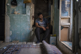 رفوگران فرش كه با تار و پود و ابزارهاي ابتدايي به ترميم نقش و نگارهاي اين دست بافته هاي زيبا مي پرداختند، اينك خسته از رنج هاي روزگار، افول هنر خود را به نظاره نشسته اند