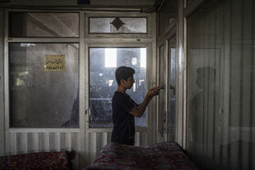 در جای جای این بازار فعالیت مهاجران افغانستانی و ایرانی درکنار یکدیگر به چشم میخورد