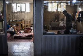 حجره‌­های بازار فرش مشهد به صورت یک و نیم طبقه هستند. که نیم طبقه زیرین بیشتر به‌عنوان انباری و طبقه‌ بالایی برای فروش فرش دستباف استفاده می‌شود. کارگاه‌های قالی‌بافی و مرمت فرش به صورت اندک در گوشه‌هایی از این بازار زیبا هنوز مشغول به فعالیت هستند.