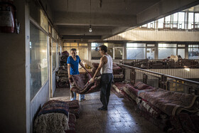 فرش دستباف ایران با قیمتی بسیار بالاتر از دستبافه‌های دیگر کشورها به بازار جهانی می‌رسد و این خود به دلایلی ازجمله گرانی مواداولیه -که اغلب وارداتی هم هستند- و نیروی کار ارزان‌تر در کشورهای رقیب است