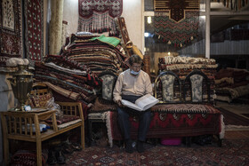 حجره‌­های بازار فرش مشهد به صورت یک و نیم طبقه هستند. که نیم طبقه زیرین بیشتر به‌عنوان انباری و طبقه‌ بالایی برای فروش فرش دستباف استفاده می‌شود. کارگاه‌های قالی‌بافی و مرمت فرش به صورت اندک در گوشه‌هایی از این بازار زیبا هنوز مشغول به فعالیت هستند.