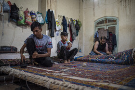 فرش دستباف ایران با قیمتی بسیار بالاتر از دستبافه‌های دیگر کشورها به بازار جهانی می‌رسد و این خود به دلایلی ازجمله گرانی مواداولیه -که اغلب وارداتی هم هستند- و نیروی کار ارزان‌تر در کشورهای رقیب است.