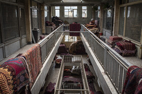 در این بازار انواع فرش، قالی، قالیچه، پشتی و تابلو فرش چه بصورت نو و چه بصورت دسته دوم به فروش می‌رسد. برخی حجره ها فرش های آسیب دیده را رفو می کنند. 