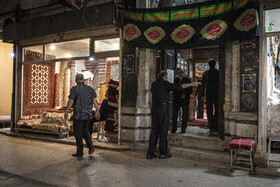 در مسجد بازار فرش‌فروش‌ها (معروف به مسجد چهل‌پایه) که هم‌اکنون نیز از عناصر شاخص خاطره‌انگیز این بازار است، برگزاری مراسم‌های مختلفی همچون: نماز، قرآن خوانی، شب احیا، پخش صبحانه در ماه‌های محرم و صفر جریان دارد.