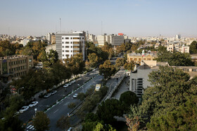 نمایی از خیابان امام خمینی (ره)، این خیابان در سال ۱۳۰۷ ساخته و به خیابان ارگ معروف شد. خیابان ارگ شاخصه اصلی محله ارگ است که بعد ها به خیابان پهلوی و پس از انقلاب به عنواد خیابان امام خمینی (ره) تغییر نام داد.