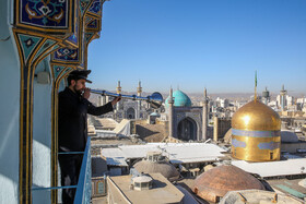 آیین تعویض پرچم گنبد حرم امام رضا(ع)