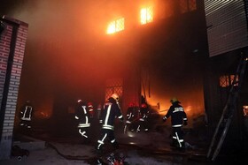 آتش‌سوزی کارخانه تولید شیرآلات بهداشتی در حومه مشهد/تلاش ۱۰۰ آتش‌نشان برای مهار حریق