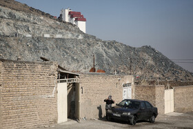 روستای «چشمه پونه» حدود  ۷۰  خانوار جمعیت دارد  و با وجود مجاورت و نزدیکی به شهر، از امکانات بسیار کمی بهره‌مند است.