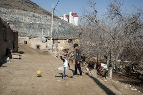 روستای «چشمه پونه» حدود  ۷۰  خانوار جمعیت دارد  و با وجود مجاورت و نزدیکی به شهر، از امکانات بسیار کمی بهره‌مند است.