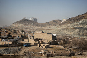 روستای «چشمه پونه» حدود  ۷۰  خانوار جمعیت دارد  و با وجود مجاورت و نزدیکی به شهر، از امکانات بسیار کمی بهره‌مند است.