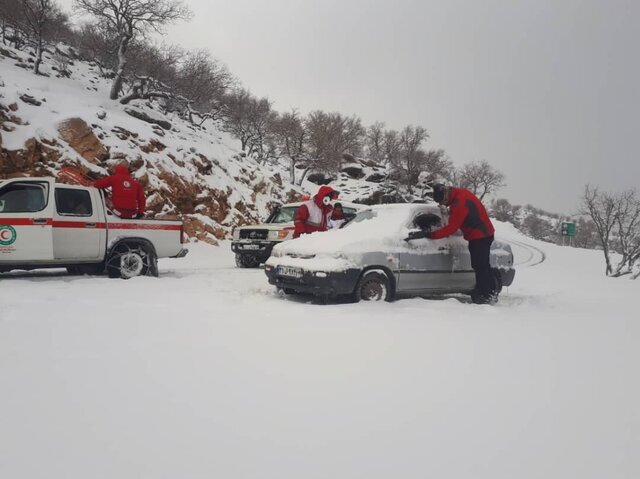 برف و بوران در جاده‌های سرخس/امدادرسانی به ۲ خودرو گرفتار در برف