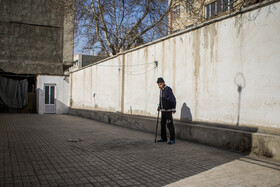 بیماران جذامی این شهرک بیشتر اوقات خود را در حیاط‌های شهرک می‌گذرانند.