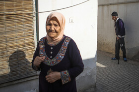 در این شهرک خانواده‌هایی سه یا چهار نفره در اتاق‌های ۱۲ متری زندگی می‌کنند.