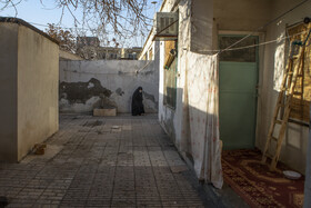 شهرک جذامی‌های مشهد سه بلوک دارد که در هر بلوک ۱۰ تا ۱۲ اتاق همراه با حیاطی مشاع قرار دارد.