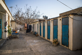 شهرک جذامی های مشهد ۳ بلوک دارد با حیاطی مشاع و در هر بلوک ۱۰ تا ۱۲ اتاق وجود دارد.