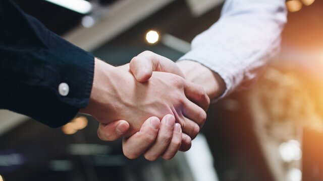 دستگاه‌های دولتی به شرکت‌های داخلی دانش‌بنیان اعتماد کنند