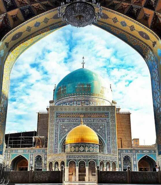 معماری بنای مسجد گوهرشاد از چه شیوه‌ای پیروی می‌کند؟