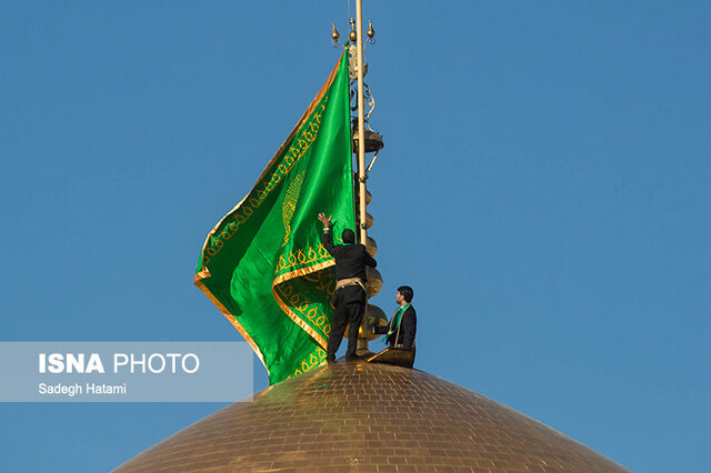 اهتزاز پرچم کرامت در حرم علی بن موسی الرضا (ع)