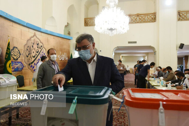 استاندار خراسان رضوی رای خود را به صندوق انداخت