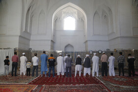 مسافرین و اهالی محلی مسجد مولانای تایباد در حال اقامه نماز عصر