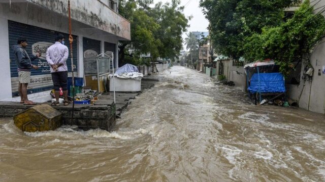 نجات 54 خودروی گرفتار در کولاک و سیل / آماده‌باش هلال احمر