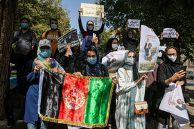 تجمع افغانستانی‌های مقیم مشهد در مقابل کنسولگری پاکستان در مشهد