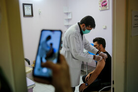 واکسیناسیون افراد بالای ۱۸ سال در مشهد ـ پایگاه تجمیعی درمانگاه خیریه آل محمد (ص)