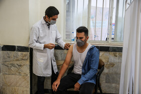 واکسیناسیون افراد بالای ۱۸ سال در مشهد ـ پایگاه تجمیعی هنرستان سید جمال‌الدین اسدآبادی