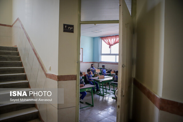 عکس از آرشیو کوتاه کردن موی سر دانشآموزان این بار در نیشابور؟