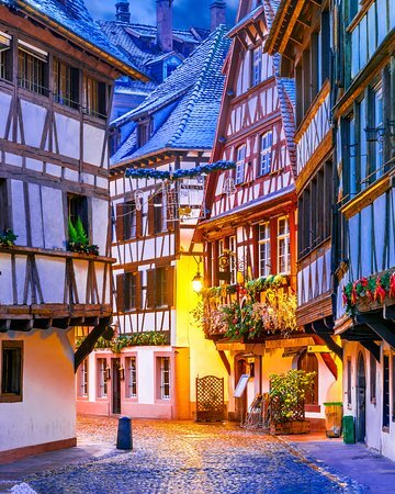 گذری بر شهری فرانسوی با معماری کلاسیک آلمانی