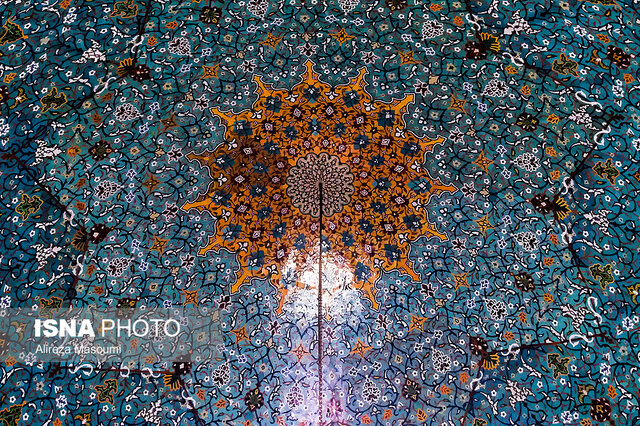 معماری بنای مسجد گوهرشاد از چه شیوهای پیروی میکند؟