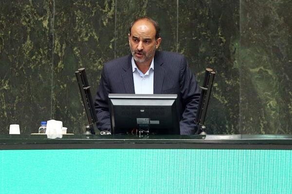 مخالفت با واردات 70 هزار خودرو غیرقانونی است / مجلس بر اجرای مصوبه خود اصرار دارد