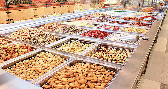 نبض بیرمق بازار آجیل در شب یلدا