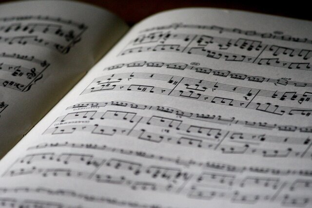 عکس تزئینی است. تحلیل چگونگی تبدیل مقامهای موسیقی به دستگاههای موسیقایی در یک رساله علمی