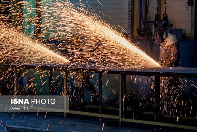عکس از آرشیو است اعطاء وامهای ۱۸ درصد هیچ گرهی از مشکلات صنعتگران باز نمیکند
