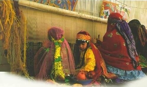 عکس تزئینی است هنر گلیم ابریشمبافی یادگاری از نیاکان روستای ارگ