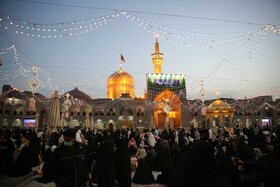  یکشنبه ۲۹ اسفند، حرم مطهر رضوی میزبان زائران و مجاورانی بود که برای لحظه تحویل سال ۱۴۰۱ این فضای معنوی را برای دعا و شروع سال نو خود انتخاب کرده بودند.