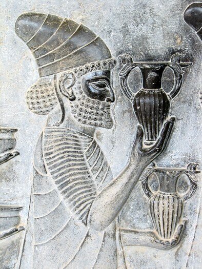 جلوه آیینهای نوروزی در سنگنگارههای تخت جمشید