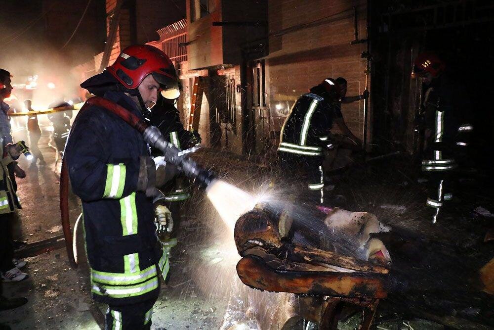 آتش‌سوزی کارگاه مصنوعات چوبی بولوار پنجتن مشهد/نجات ۷ نفر از میان آتش و دود